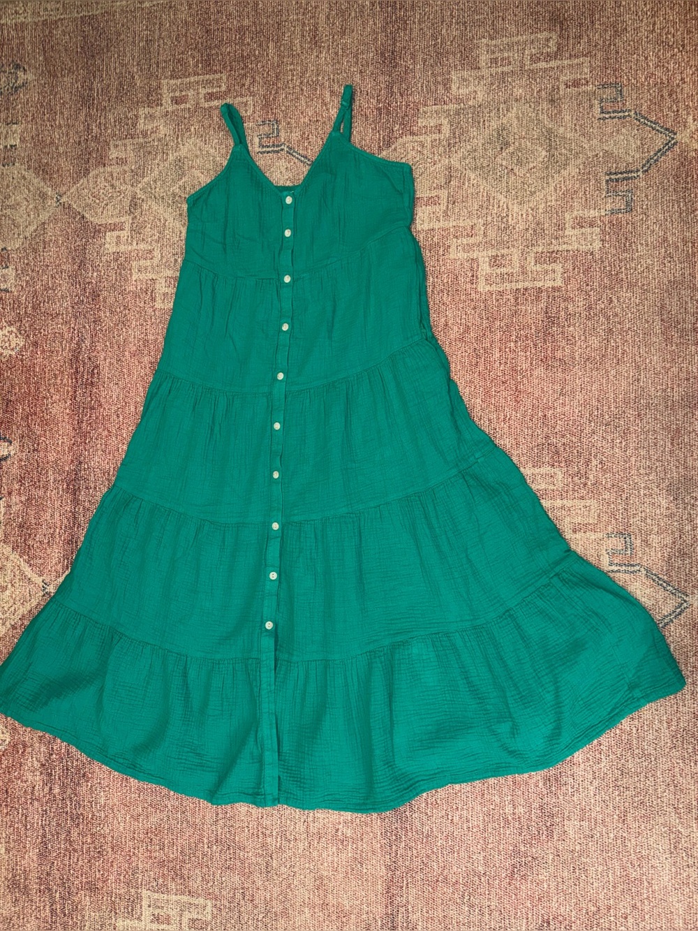 Universal thread recycled cotton gauze ruched back v neck tiered midi dress med